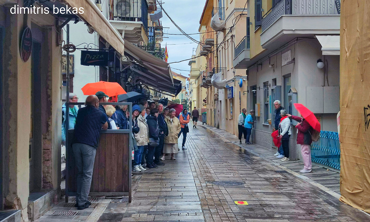 Η γοητεία μιας βροχερής μέρας στο φθινοπωρινό Ναύπλιο (Εικόνες)