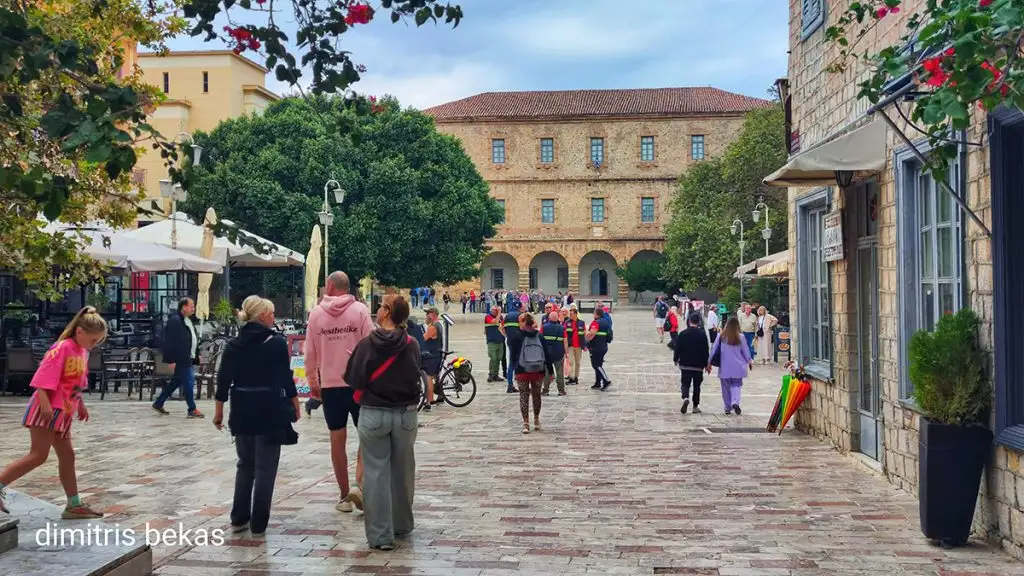 Τουρίστες με ψιλόβροχο στο Ναύπλιο