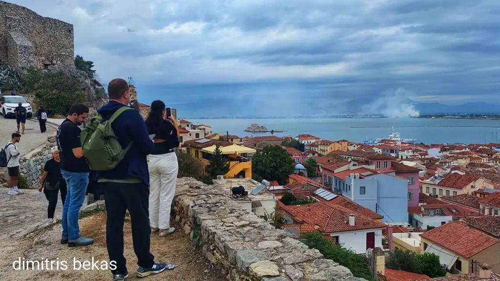 Τουρίστες με ψιλόβροχο στο Ναύπλιο