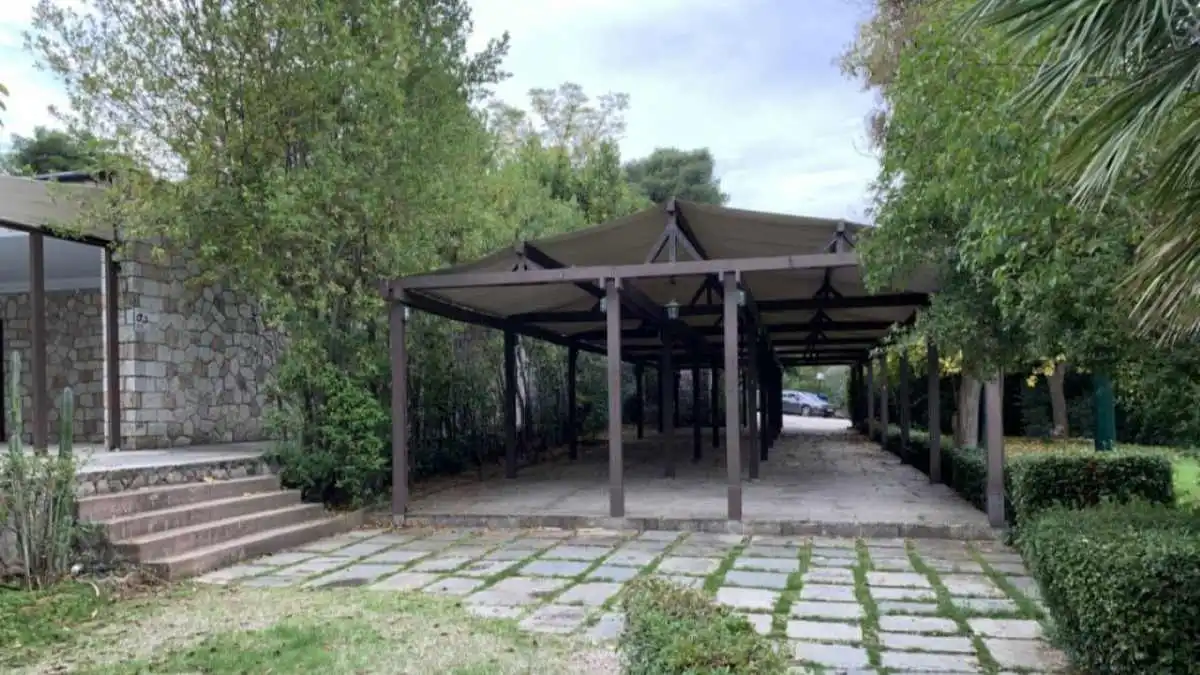 Εικόνες ντροπής στην Επίδαυρο: Διεθνής διασυρμός με «διψασμένους» τουρίστες «σε αναμονή» και εγκατάλειψη