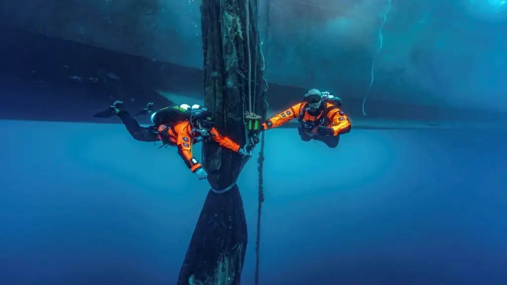 Μεγάλη επιχείρηση απομάκρυνσης εγκαταλελειμμένης ιχθυοκαλλιέργειας στα Μέθανα