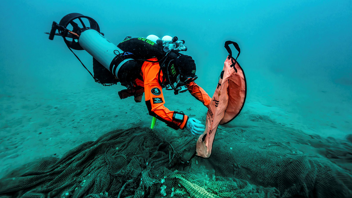 Μεγάλη επιχείρηση απομάκρυνσης εγκαταλελειμμένης ιχθυοκαλλιέργειας στα Μέθανα