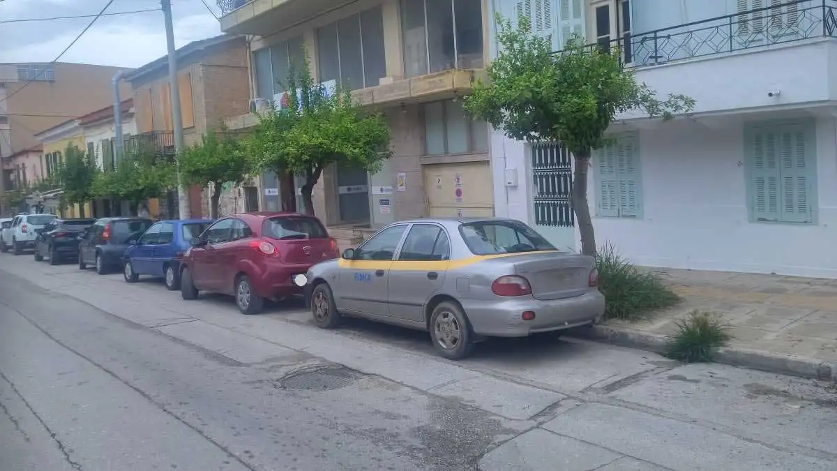 Παρατημένα οχήματα στους δρόμους του Άργους και του Ναυπλίου: Όταν το δημόσιο δίνει το… κακό παράδειγμα