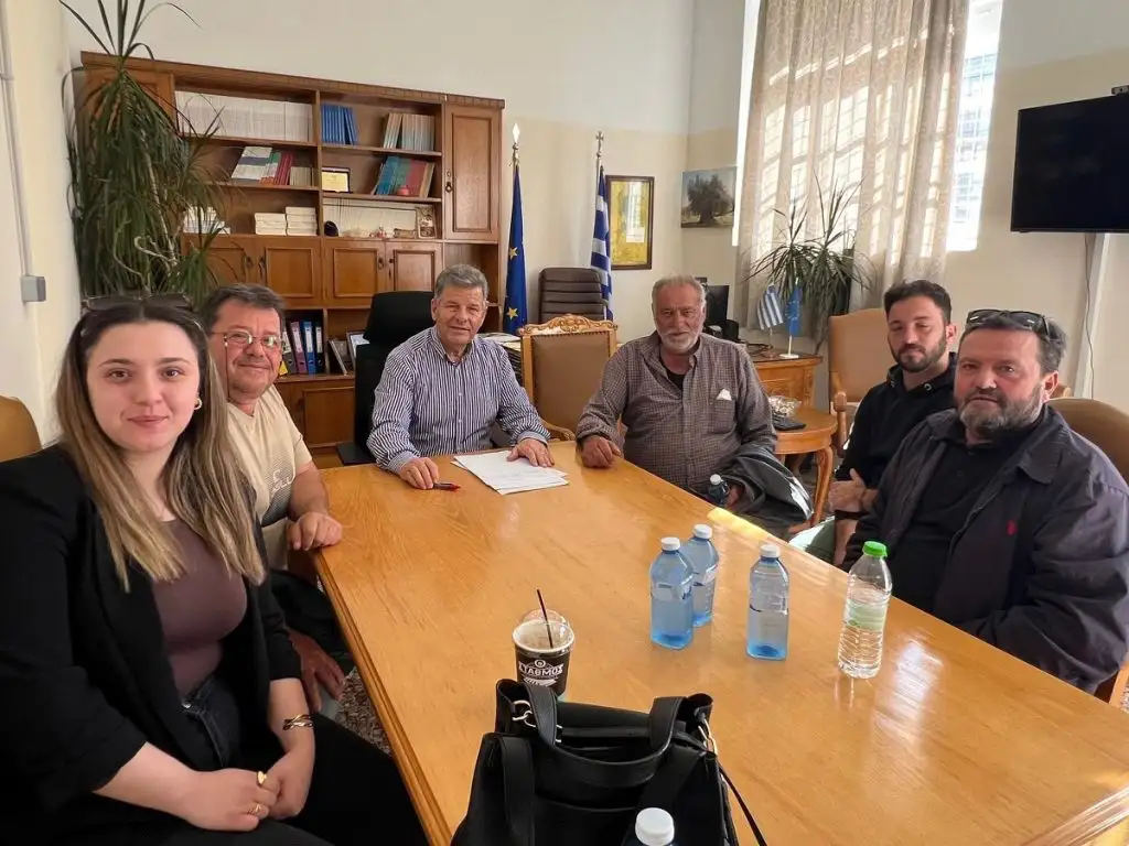 Συνάντηση με το νέο διοικητικό συμβούλιο του Αγροτοκτηνοτροφικού Συλλόγου Μεσσήνης, είχε την Πέμπτη 6 Νοεμβρίου, στο γραφείο του ο Αντιπεριφερειάρχης Μεσσηνίας Στάθης Αναστασόπουλος. Συζήτησαν θέματα που αφορούν την αγροτική και κτηνοτροφική παραγωγή. Ειδικότερα ο σύλλογος έθεσε στον Αντιπεριφερειάρχη σημαντικά ζητήματα που απασχολούν τον αγροτικό πληθυσμό, όπως η αντιμετώπιση της μεταδοτικής νόσου ευλογιάς των προβάτων, καθώς και οι έλεγχοι που πρέπει να διενεργηθούν για τους σπόρους πατάτας προς διαπίστωση της πιστοποίησής τους.

Ο Αντιπεριφερειάρχης, αφού συνεχάρη τα μέλη του συλλόγου για την εκλογή τους στην πρόσφατη συγκρότηση του συμβουλίου,  επικεντρώθηκε στο θέμα της προστασίας των κτηνοτροφικών εκμεταλλεύσεων, ανακοινώνοντας ότι το Σάββατο 8 Νοεμβρίου, θα ξεκινήσει ο ανάδοχος την λειτουργία του σταθμού απολύμανσης μεταφορικών μέσων μεταφοράς ζώων, ζωοτροφών και βυτίων μεταφοράς γάλακτος, στην θέση Καλό Νερό στην Τριφυλία. Ο σταθμός θα έχει εικοσιτετράωρη λειτουργεία και συνεχή επίβλεψη από στελέχη των κτηνιατρικών υπηρεσιών για τον έλεγχο των απολυμάνσεων και των παραστατικών των μεταφορικών μέσων.  Επίσης ενημέρωσε ότι δεν υπάρχει κανένα κρούσμα στην περιοχή μας, τονίζοντας την σπουδαιότητα της έγκαιρης ανίχνευσης των συμπτωμάτων της νόσου της ευλογιάς, την άμεση ενημέρωση των κτηνιατρικών υπηρεσιών σε περίπτωση κρούσματος, με σκοπό την αποτροπή εξάπλωσης του νοσήματος. Εκτός από τον σταθμό στο Καλό Νερό πρόκειται να εγκατασταθούν δυο ακόμη σταθμοί απολύμανσης ο πρώτος στην κεντρική είσοδο από Ηλεία προς Αρκαδία και ο δεύτερος στην είσοδο από Αχαΐα προς Αρκαδία. Τέλος πολύ σύντομα θα εγκατασταθεί και ένας ακόμη σταθμός απολύμανσης στην ευρύτερη περιοχή του Ισθμού Κορινθίας.

Σχετικά με τους ελέγχους για την πιστοποίηση των σπόρων πατάτας, ο αντιπεριφερειάρχης ενημέρωσε τα μέλη του συλλόγου, ότι διενεργούνται έλεγχοι των αρμοδίων υπηρεσιών της ΠΕ Μεσσηνίας και δεσμεύθηκε για την εντατικοποίηση αυτών.

