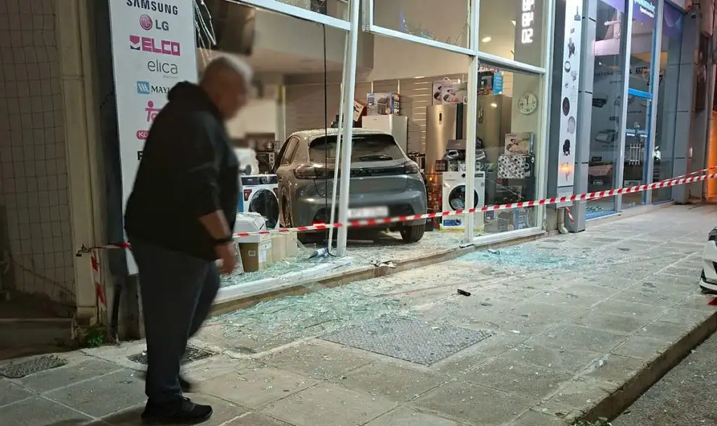 Αυτοκίνητο καρφώθηκε σε βιτρίνα στο Ναύπλιο