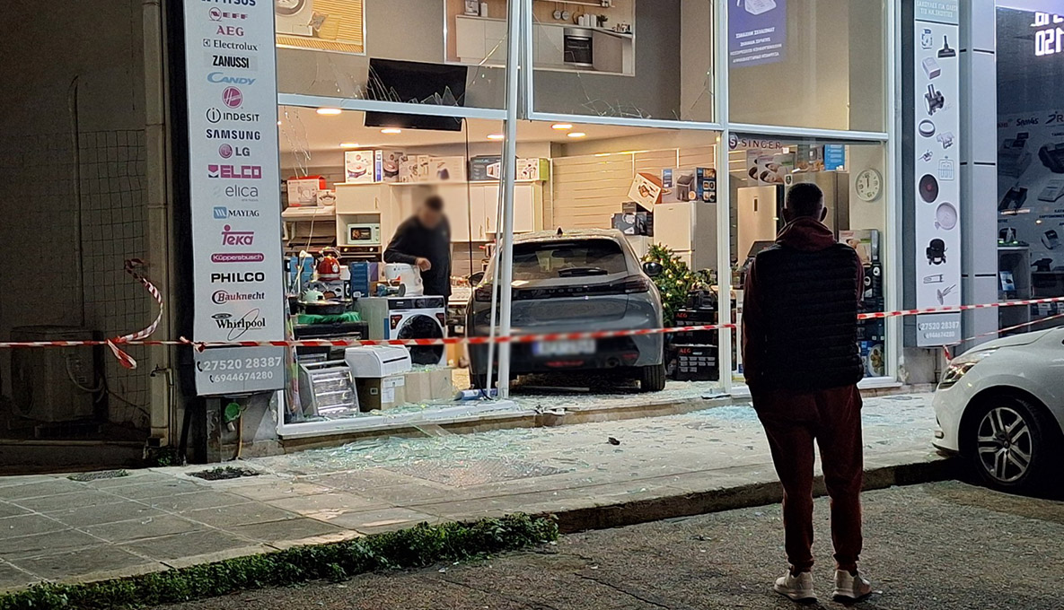 Ναύπλιο: ΙΧ «καρφώθηκε» σε κατάστημα ηλεκτρικών – Στο νοσοκομείο η οδηγός