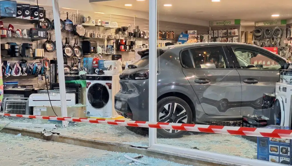 autokinito karfothike se vitrina katastimatos nafplio (1)