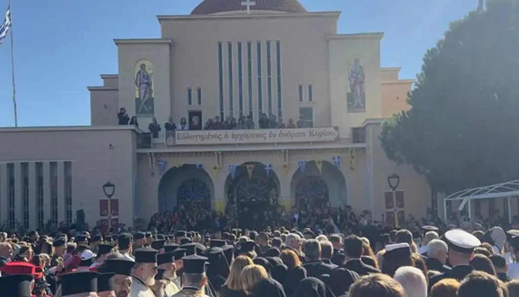 Με κάθε λαμπρότητα υποδέχθηκε το νέο της Μητροπολίτη κ. Παύλο η Κόρινθος