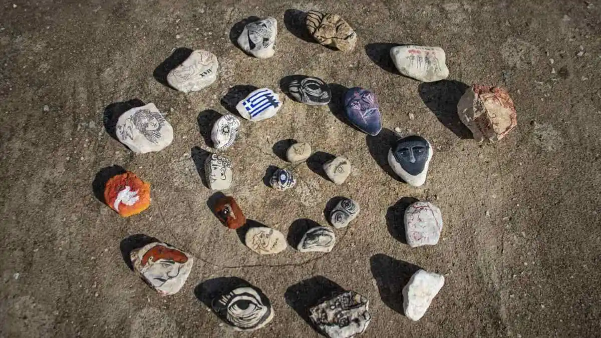 Το Καλλιτεχνικό Σχολείο Αργολίδας τίμησε τον Γιάννη Ρίτσο ζωγραφίζοντας πανω σε βότσαλα