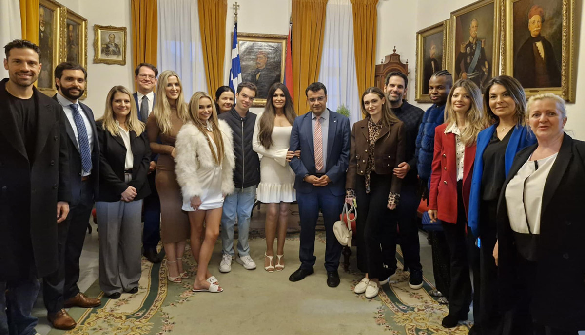 Εντυπωσιασμένη από την Ύδρα η Κίμπερλι Γκιλφόιλ – Μαζί της και ο Αργυρός