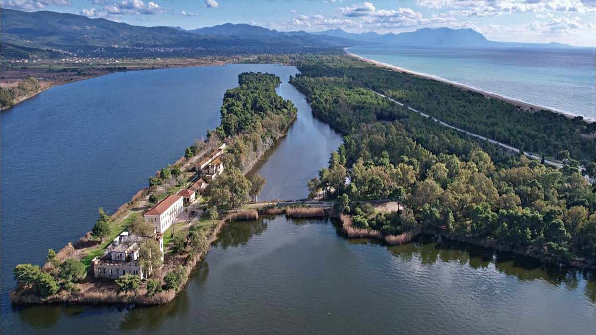 Η λίμνη της Πελοποννήσου με θερμές πηγές που «συνομιλεί» με τη θάλασσα