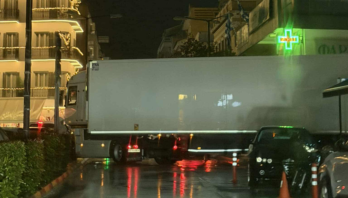 Άργος: Νταλίκα μπήκε στην Κορίνθου και φράκαρε – Μπλόκαρε όλο το κέντρο