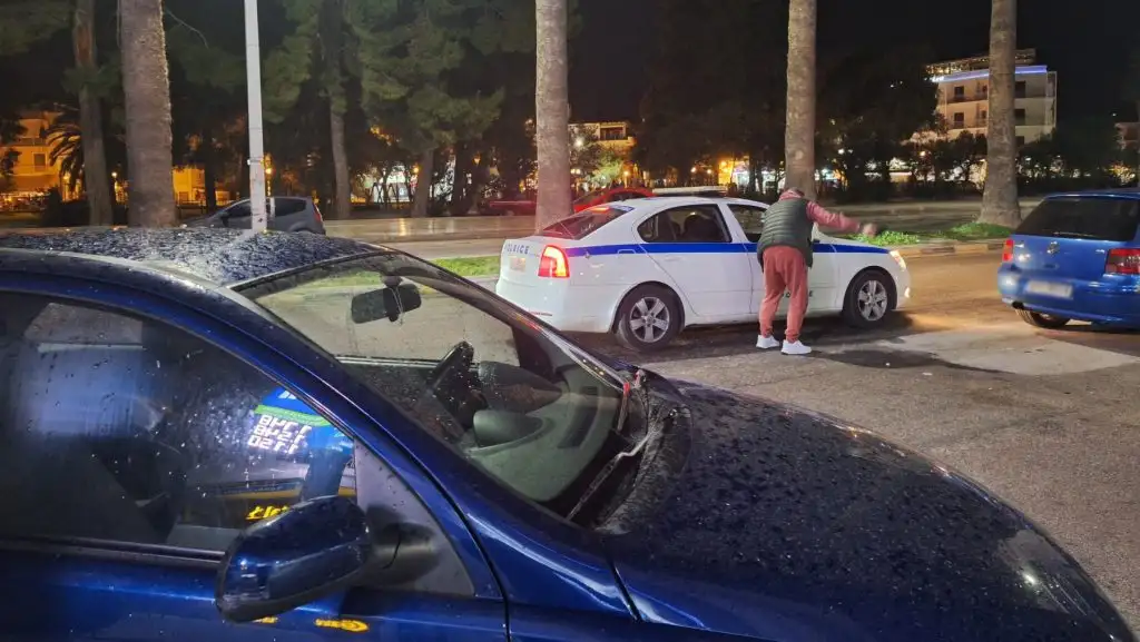 Αυτοκίνητο καρφώθηκε σε βιτρίνα στο Ναύπλιο