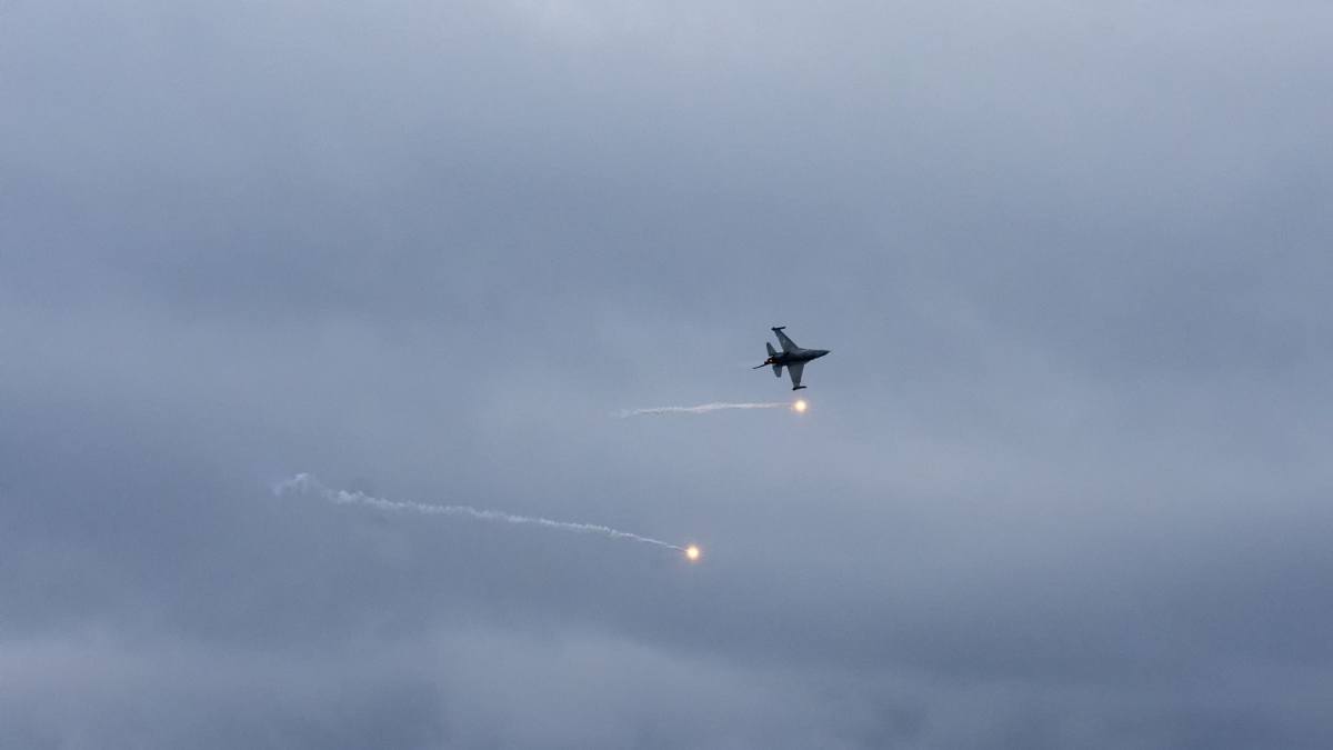 Καλαμάτα: Εντυπωσιακοί ελιγμοί F-16 και T-6 «έσκισαν» τα σύννεφα για τον εορτασμό της Πολεμικής Αεροπορίας