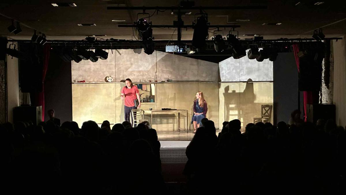 Άργος: Το «Θέατρο της Δευτέρας» ξεκίνησε δυναμικά με «Το Γάλα» – Μια βραδιά πολιτισμού και συγκίνησης