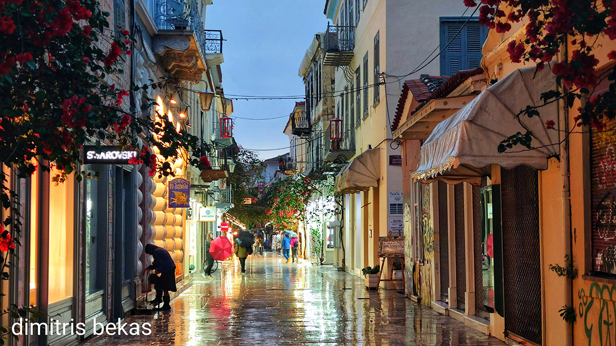 Μια πόλη καθρέφτης: Το Ναύπλιο που λάμπει μέσα στις αντανακλάσεις (Εικόνες)