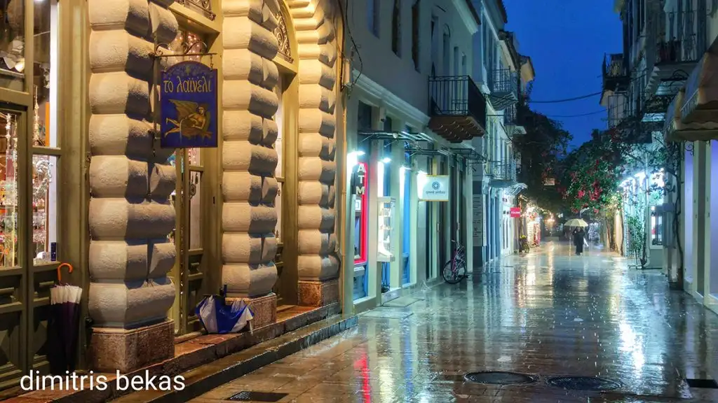 Βράδυ στο Ναύπλιο με βροχή