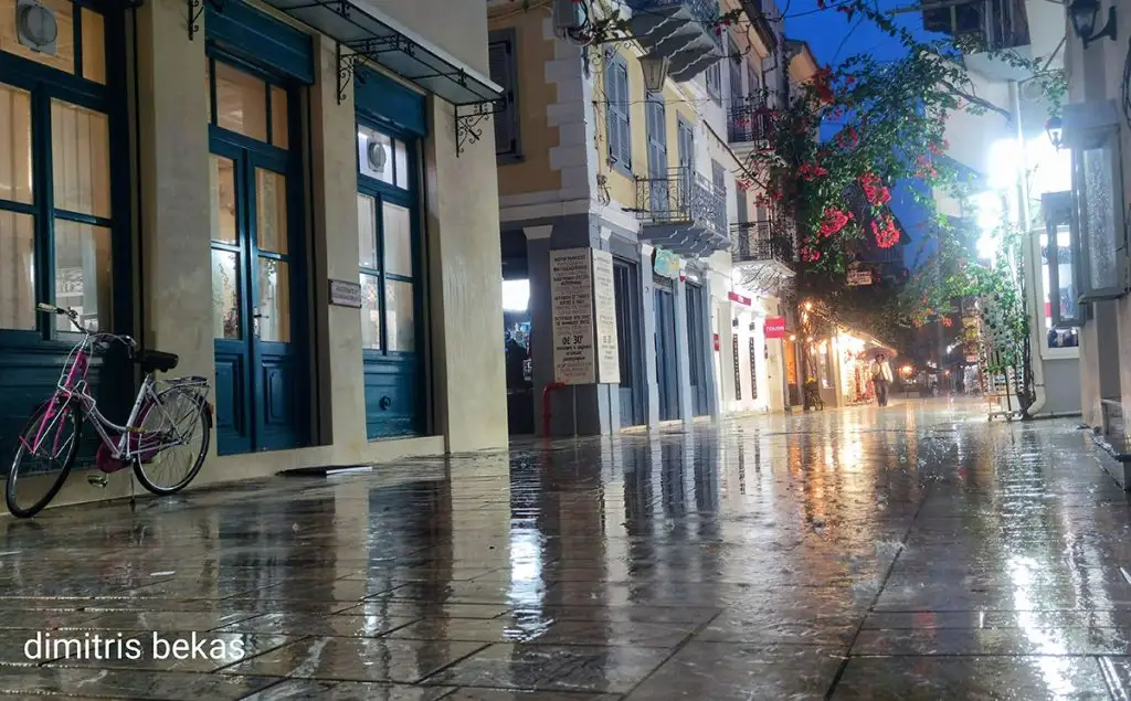 Βράδυ στο Ναύπλιο με βροχή