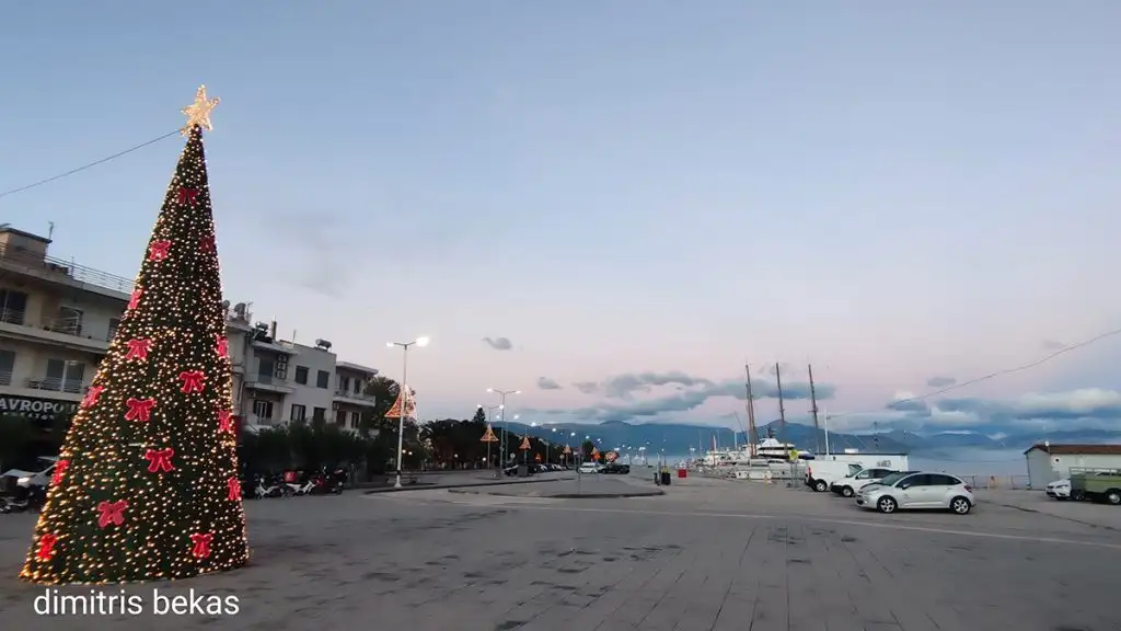 Χριστουγεννιάτικος στολισμός στο Ναύπλιο 2025