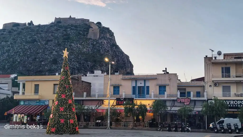 Χριστουγεννιάτικος στολισμός στο Ναύπλιο 2025