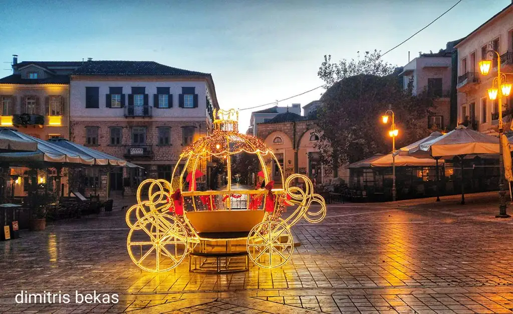 Χριστουγεννιάτικος στολισμός στο Ναύπλιο 2025