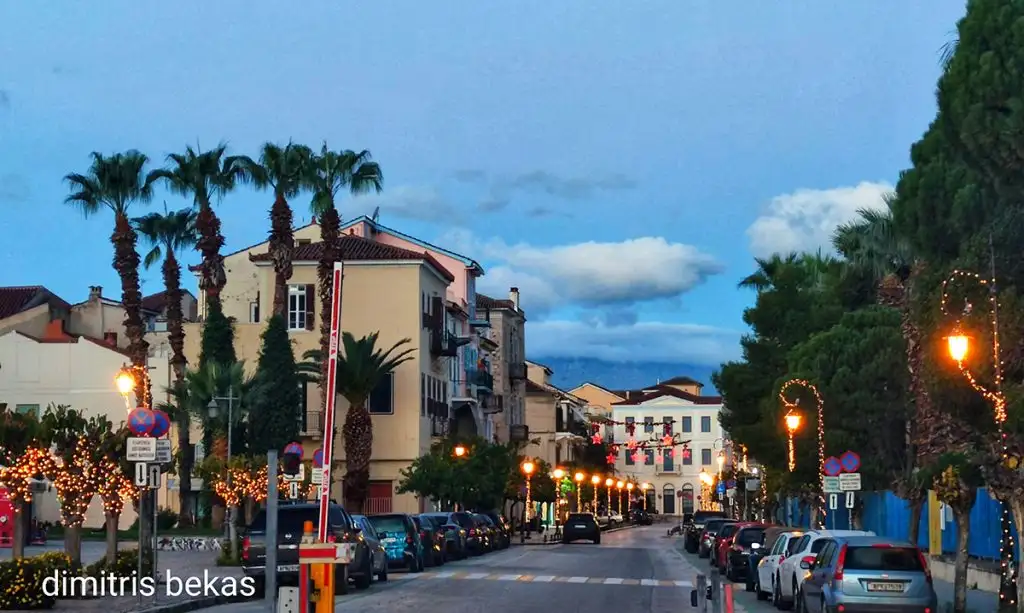 Χριστουγεννιάτικος στολισμός στο Ναύπλιο 2025