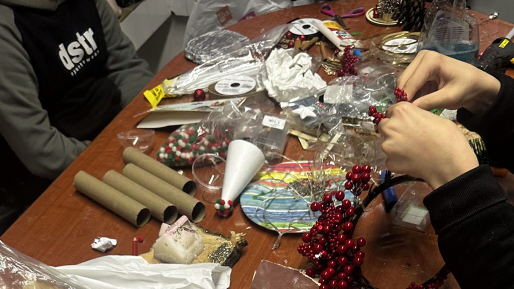 Χριστουγεννιάτικες ευχές και χαμόγελα σε σχολεία Ειδικής Αγωγής και Εκπαίδευσης της Καλαμάτας για τον Περιφερειάρχη Πελοποννήσου