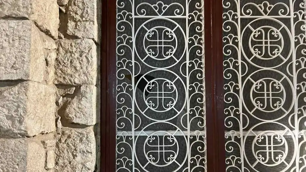 agia triada spasmeno tzami ekklisias