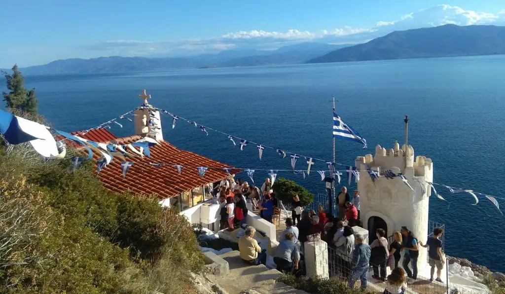 Το ξωκλήσι του Αγ. Νικολάου στο «χοντρο-κάβο Καραθώνας»