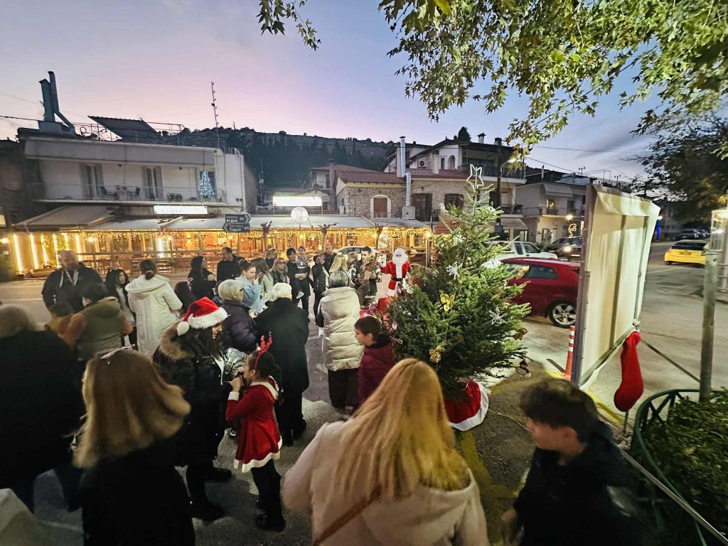 Άναμμα Χριστουγεννιάτικου δέντρου στους Μύλους