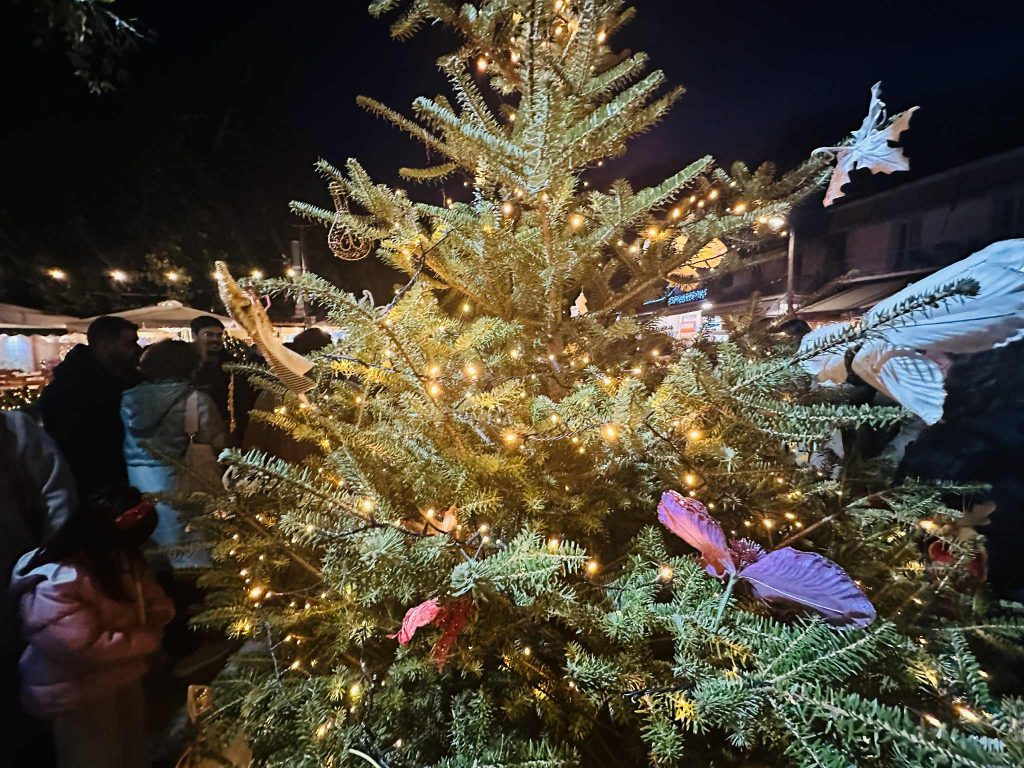 Άναμμα Χριστουγεννιάτικου δέντρου στους Μύλους