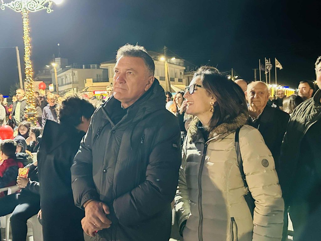 Άναμμα Χριστουγεννιάτικου δέντρου στη Νέα Κίο