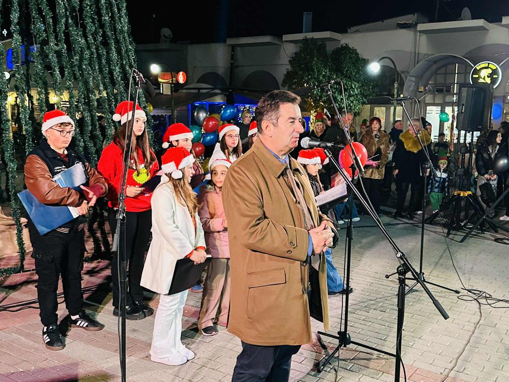 Άναμμα Χριστουγεννιάτικου δέντρου στη Νέα Κίο