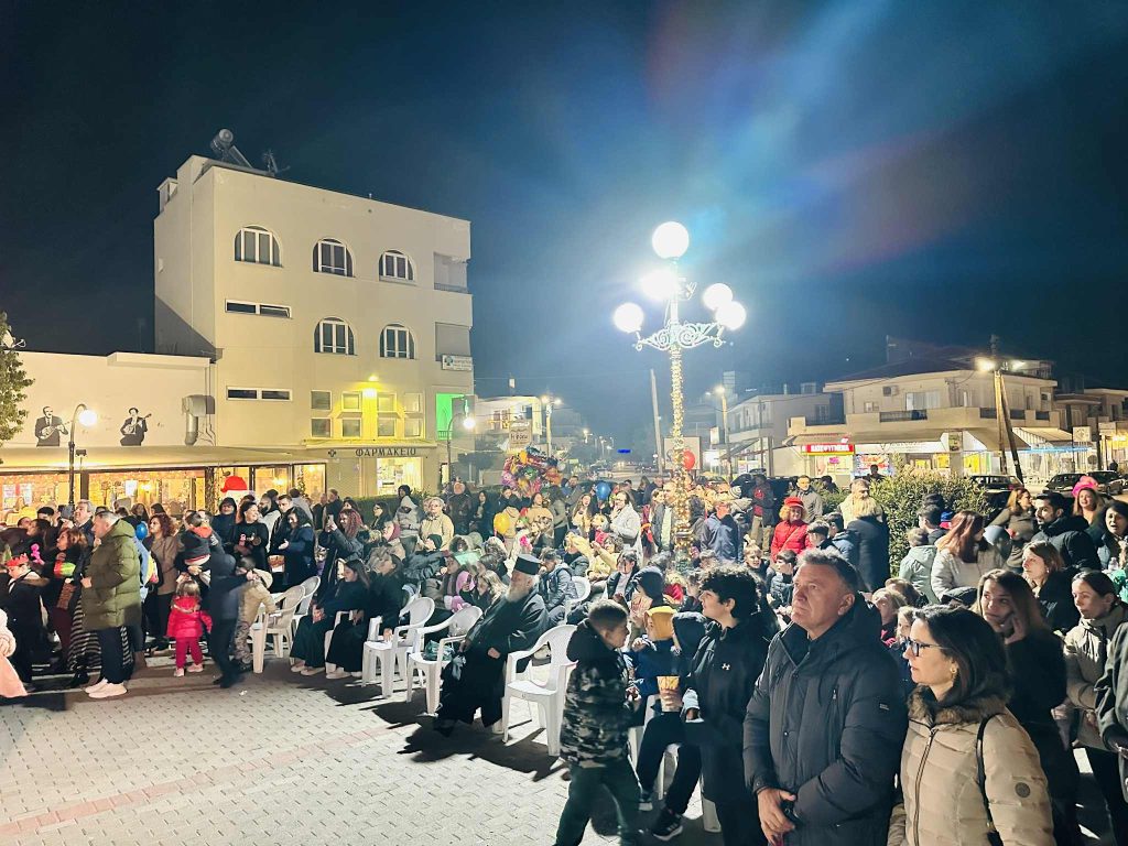 Άναμμα Χριστουγεννιάτικου δέντρου στη Νέα Κίο