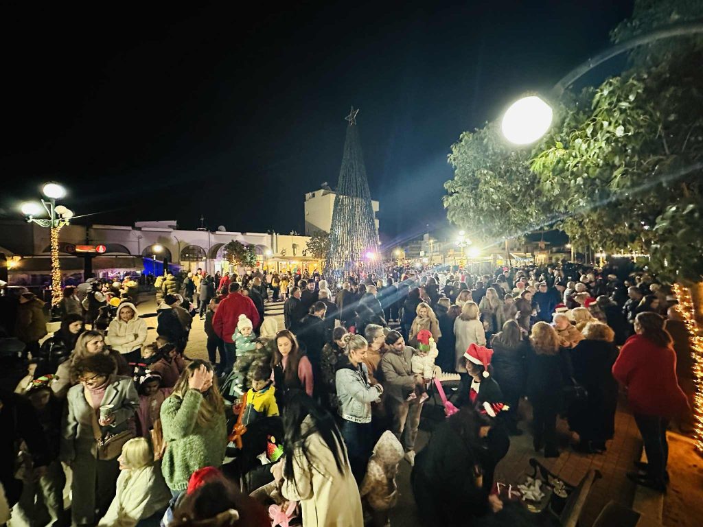 Άναμμα Χριστουγεννιάτικου δέντρου στη Νέα Κίο