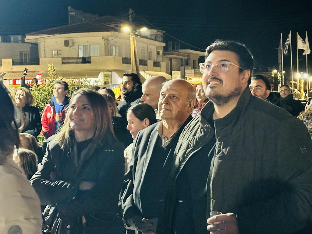 Άναμμα Χριστουγεννιάτικου δέντρου στη Νέα Κίο