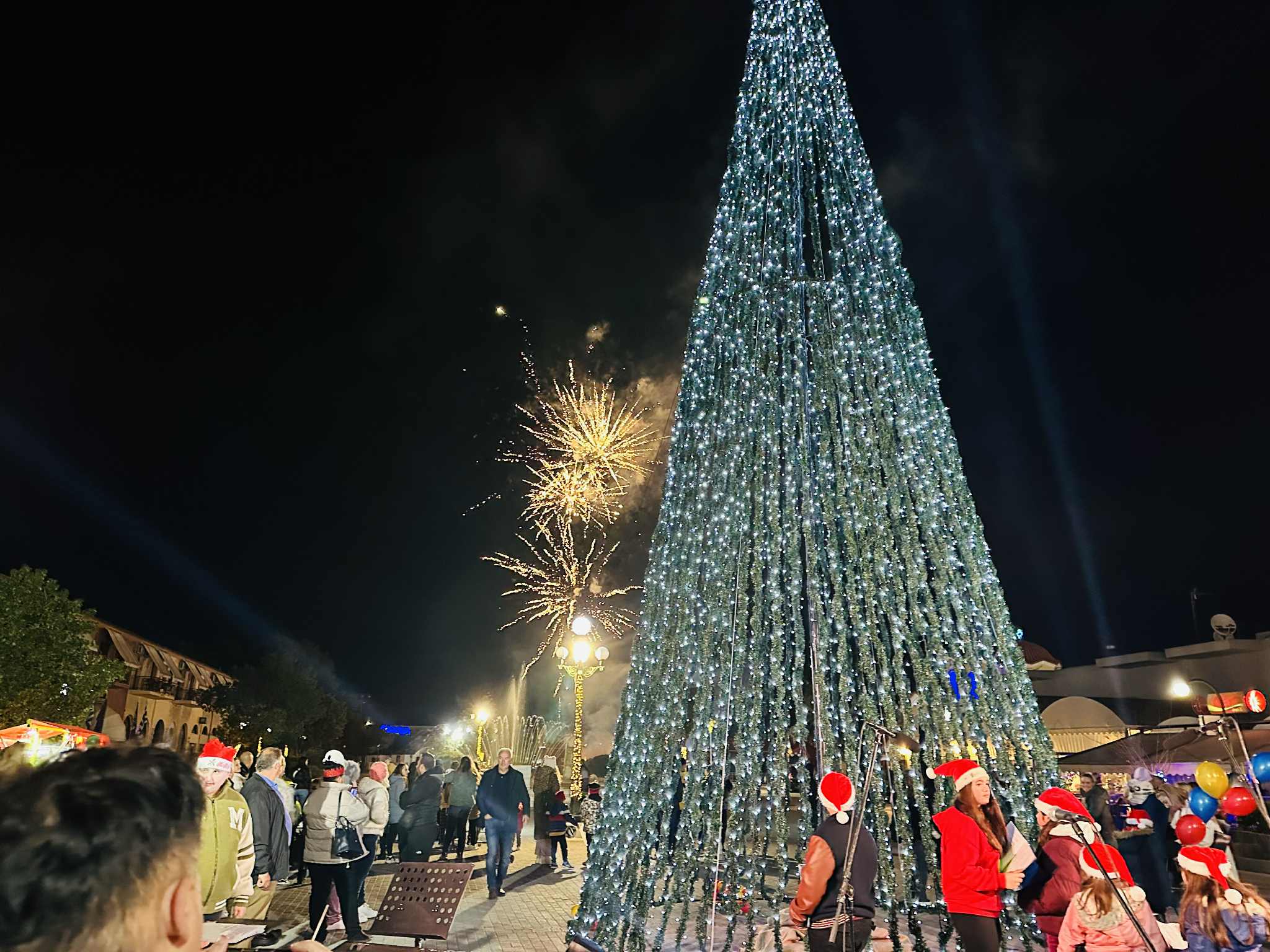 Σε γιορτινό κλίμα το άναμμα του Χριστουγεννιάτικου Δέντρου στη Νέα Κίο