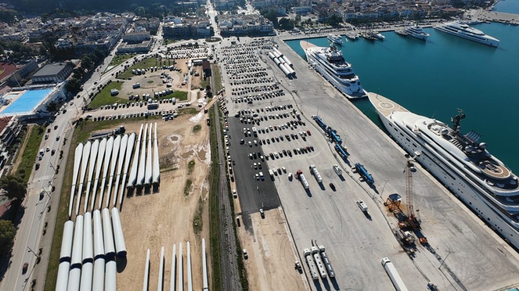 Ανεμογεννήτριες στο λιμάνι του Ναυπλίου