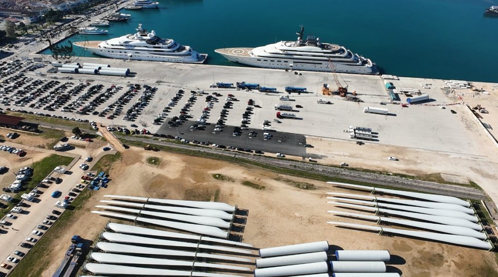 Ανεμογεννήτριες στο λιμάνι του Ναυπλίου