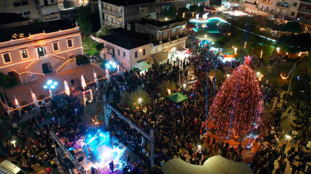 Άργος: Με μουσική, ευχές και Άγιο Βασίλη άναψε το Χριστουγεννιάτικο Δέντρο