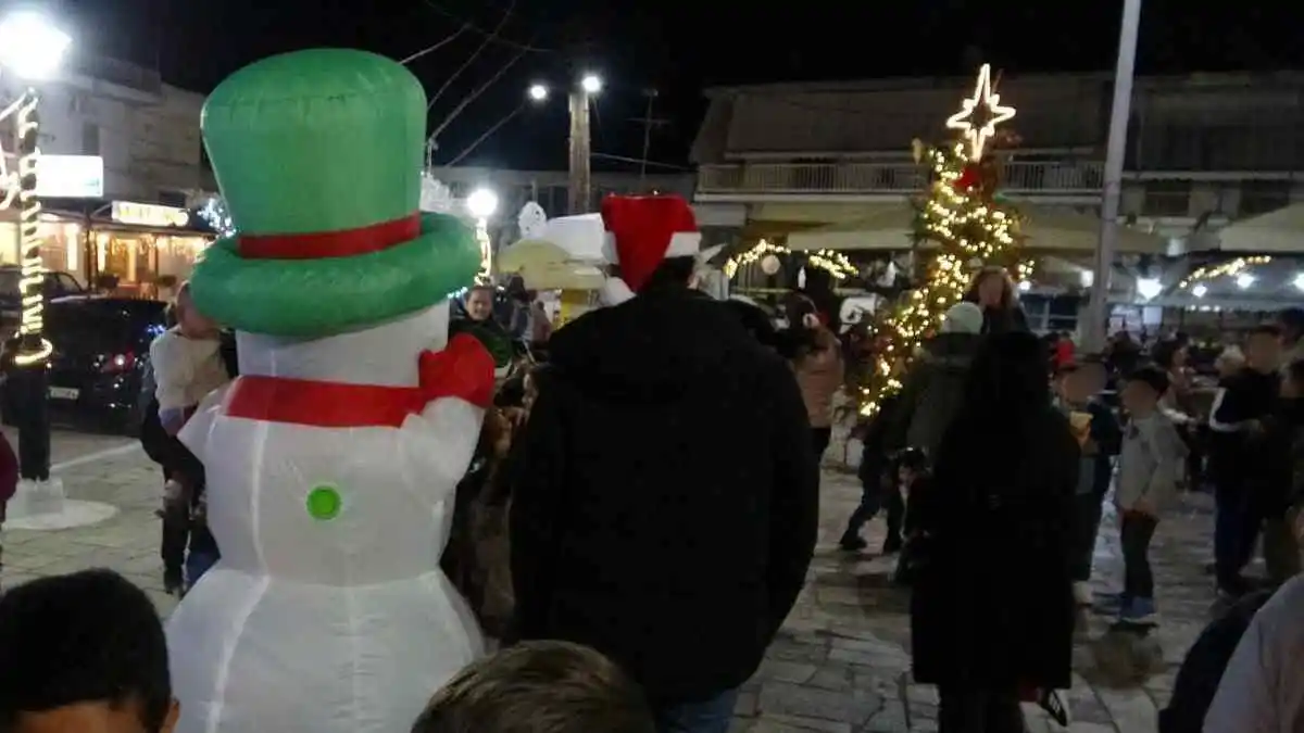 Άναψε το ψηλότερο φυσικό χριστουγεννιάτικο δέντρο της Αργολίδας