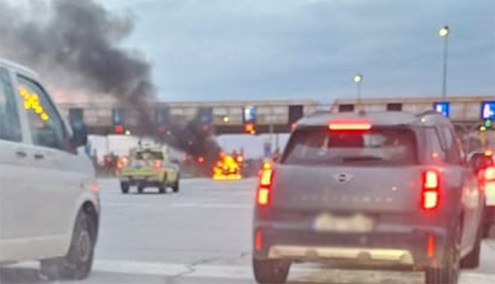 Φωτιά σε αυτοκίνητο στα διόδια του Ισθμού