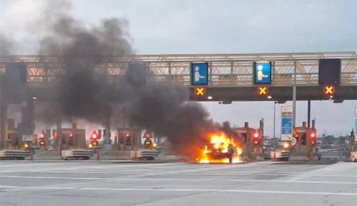 Αθηνών – Κορίνθου: Αγροτικό όχημα καταστράφηκε ολοσχερώς μετά από φωτιά