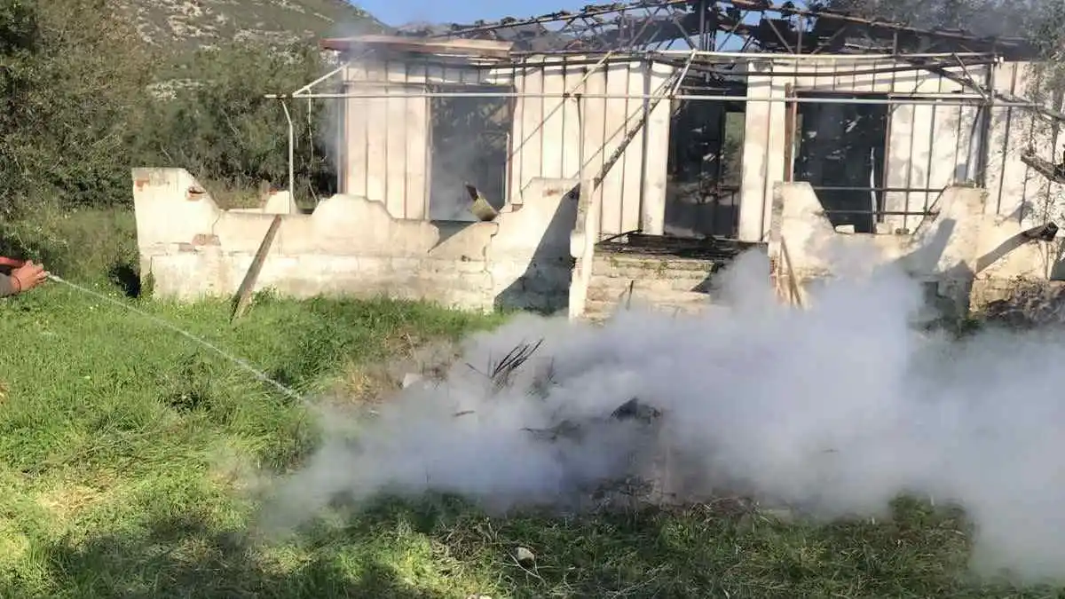 Φωτιά σε εγκαταλελειμμένο σπίτι στη Βουλιαγμένη Λουτρακίου