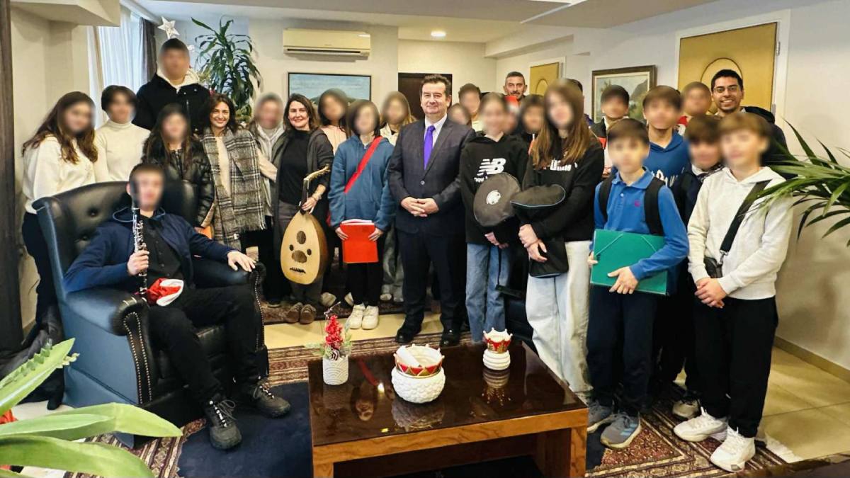 Αργολίδα: Χριστουγεννιάτικα κάλαντα στον Δήμαρχο Άργους – Μυκηνών από μαθητές του Μουσικού Σχολείου και του 5ου Δημοτικού