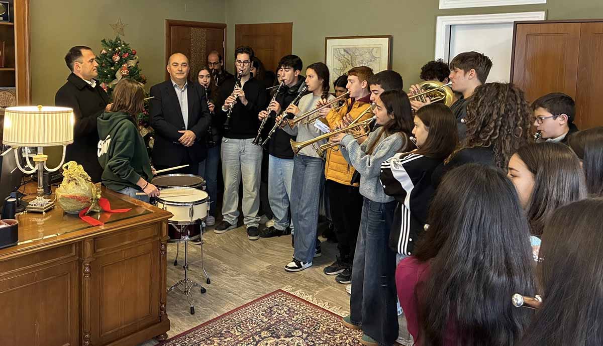 Αργολίδα: Χριστουγεννιάτικα κάλαντα στο γραφείο του Αντιπεριφερειάρχη