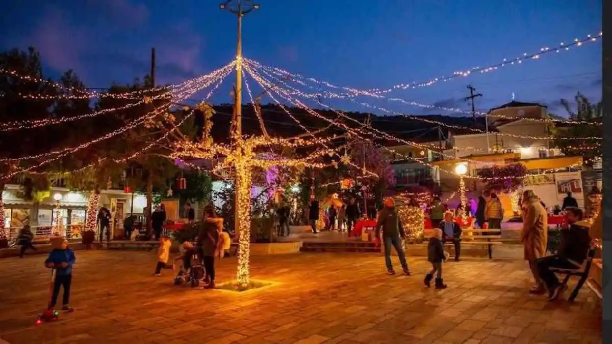 Κιβέρι: Άναψε το δέντρο και δημιουργήθηκε Χριστουγεννιάτικο χωριό στην κεντρική πλατεία
