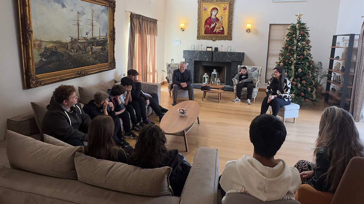 Κιβωτός του Κόσμου Καλαμάτας: Μια ζεστή συζήτηση του Περιφερειάρχη Δημήτρη Πτωχού με τα παιδιά της δομής για τα όνειρα, τους στόχους και το αύριο