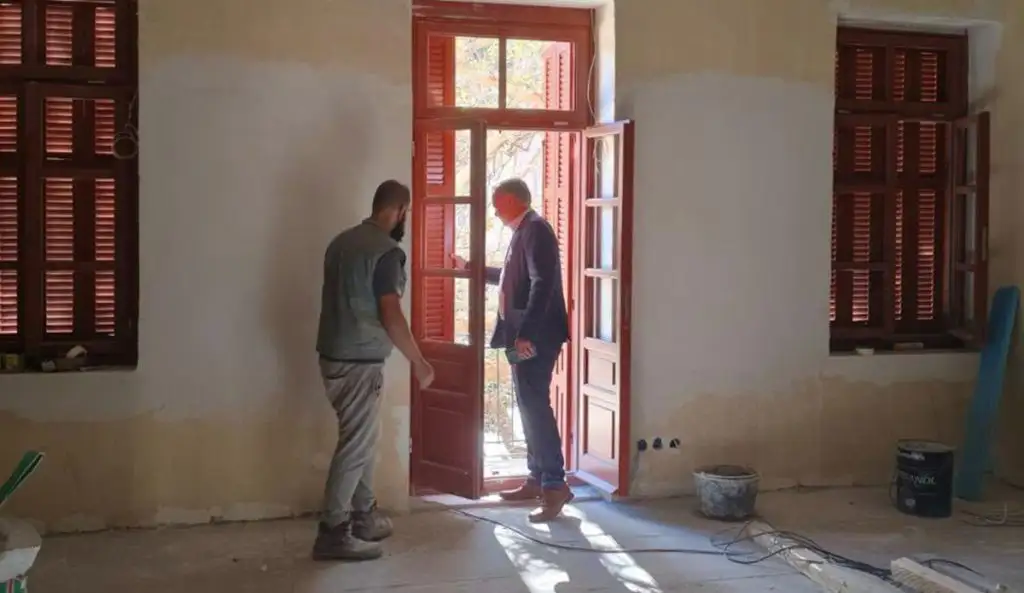 Ο Γιώργος Διδασκάλου κάνει αυτοψία στο κτίριο Βίγγα