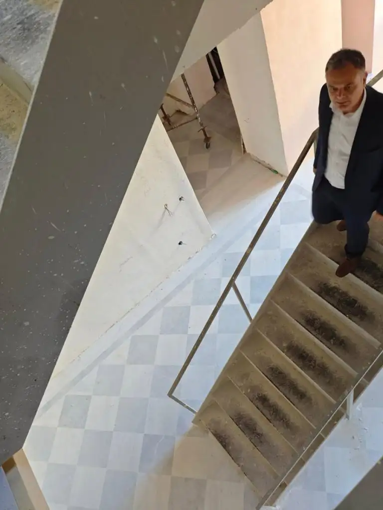 Ο Γιώργος Διδασκάλου κάνει αυτοψία στο κτίριο Βίγγα